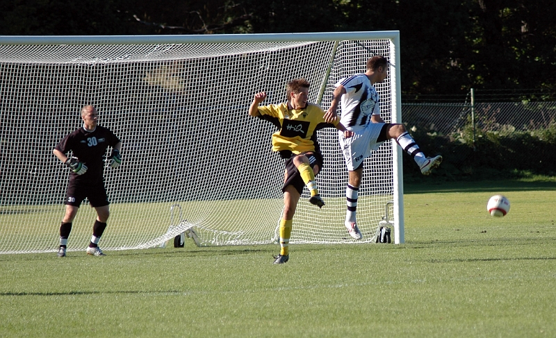 2005_0910_06.jpg - Södras nr.15 Ken Jansson är framme på en av de få chanser Arboga hade i 1:a halvlek