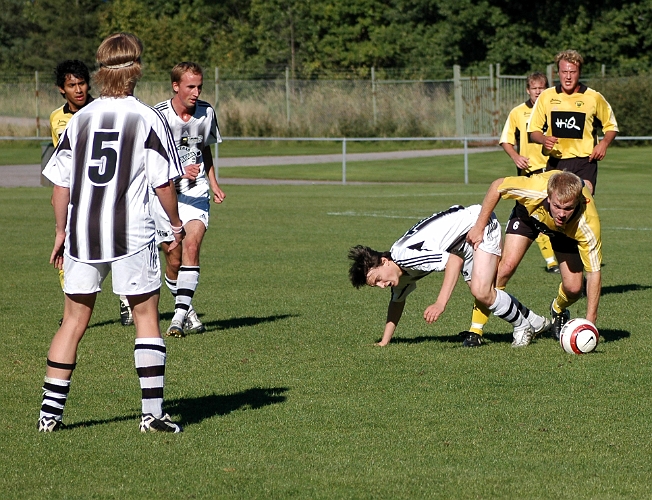 2005_0910_08.jpg - Södras nr.6 Johan Svensson kommer segrande ur närkampen