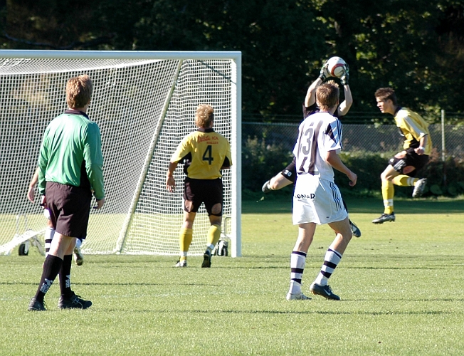2005_0910_11.jpg - Surahammars målvakt plockar ner ett inlägg