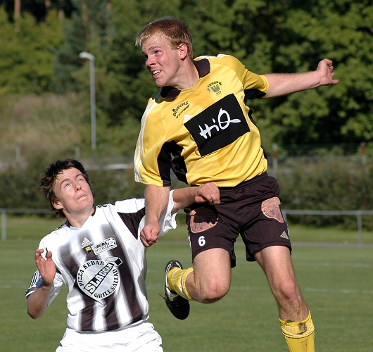 2005_0910_12.jpg - Södras nr.6 Johan Svensson är uppe och nickar undan bollen