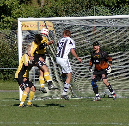 2005_0910_13.jpg - Södras nr.2 Niklas Larsson nickar undan ett inlägg