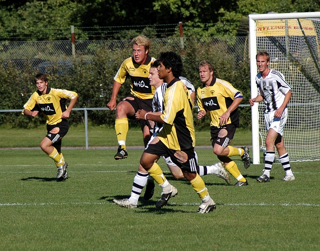 2005_0910_14.jpg - Arbogalaget rensar undan bollen och trycker upp laget efter ett Surahammars anfall