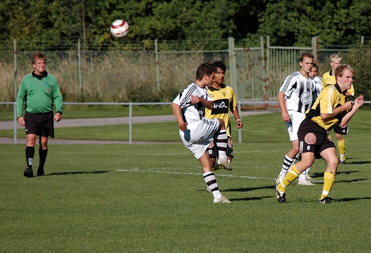 2005_0910_16.jpg - Södras nr.6 Johan Svensson täcker ett skott från Surahammarsspelare