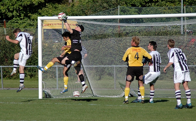 2005_0910_18.jpg - I 2:a halvlek fick Surahammars målvakt mer att göra, här är Södras Arton Bekaj framme och oroar