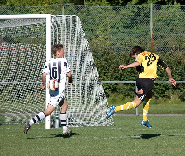 2005_0910_19.jpg - I 2:a halvlek kom Södras nr.23 Viktor Svensson in och gjorde ett bra jobb som yttermittfältare