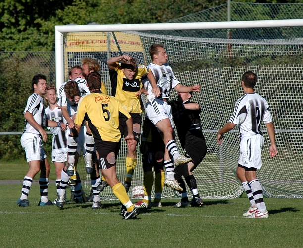 2005_0910_20.jpg - I 2:a halvlek kvitterade Arboga till 1-1 och här ligger man på för att få ett segermål