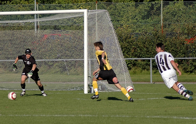 2005_0910_23.jpg - Matchens sista chans får Södras nr.15 Ken Jansson