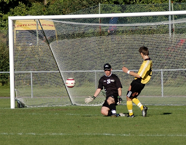 2005_0910_24.jpg - Men bollen smiter strax utanför