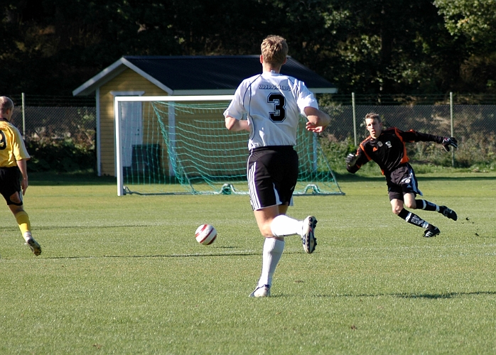 2005_0917_03.jpg - Här kommer framspelningen till Södra's ledningsmål