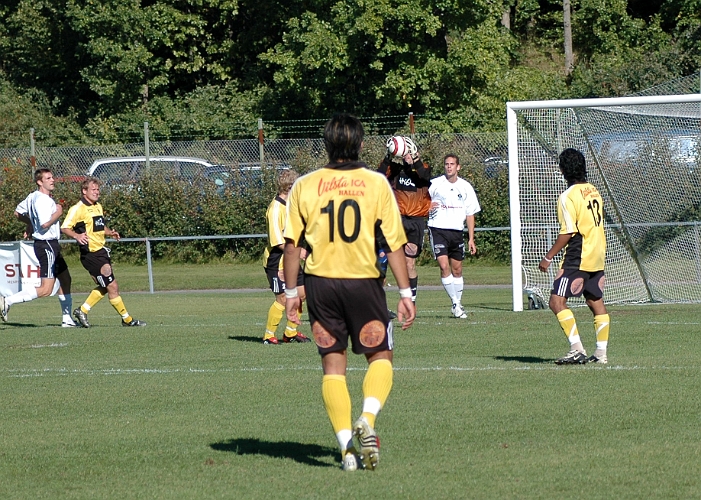 2005_0917_05.jpg - Arbogas målvakt Mats Andersson går ut och plocker ner ett inlägg