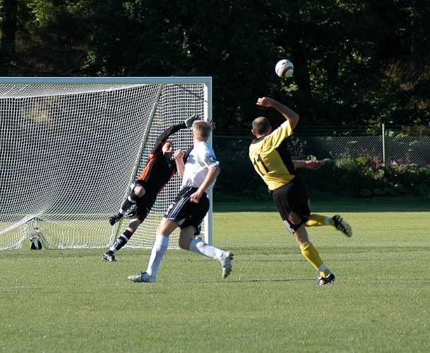 2005_0917_06.jpg - Södra's nr.11 Edin Resulovic skjuter strax utanför