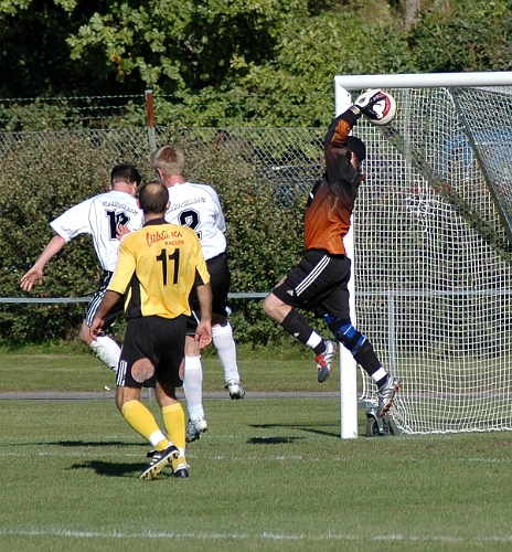 2005_0917_07.jpg - Södra's nr.1 Mats Andersson får göra ytterligare ett ingrepp på en höjdboll