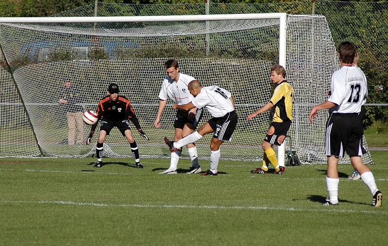 2005_0917_12.jpg - BK30 försvaret rensar undan bollen