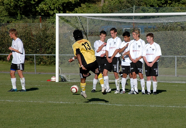 2005_0917_13.jpg - Södra's nr.13 Jonas Hammarlund slår en frispark strax utanför straffområdet