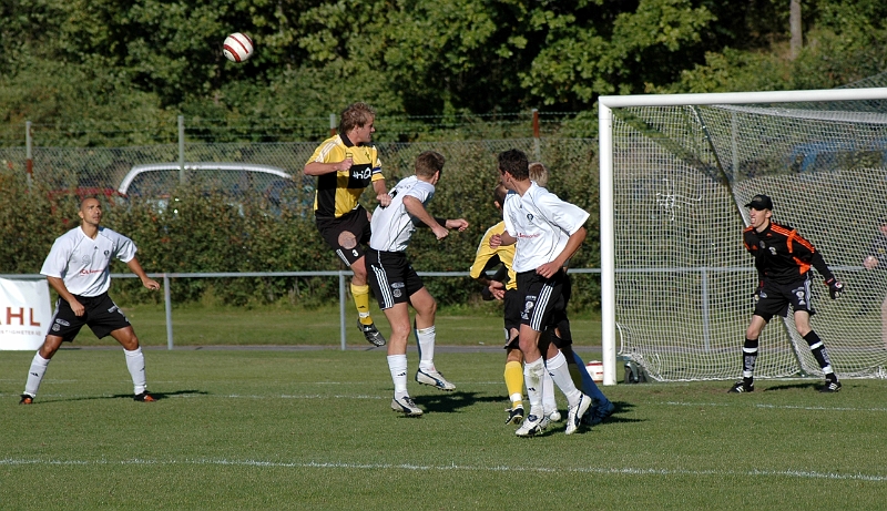 2005_0917_14.jpg - Arbogas nr.3 Johan Reinholdsson är uppe och nickar på en hörna