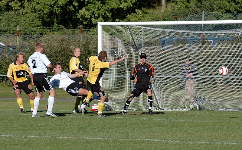 2005_0917_16.jpg - I slutet av matchen låg Arboga på för att avgöra, här är det nära men bollen går förbi målet