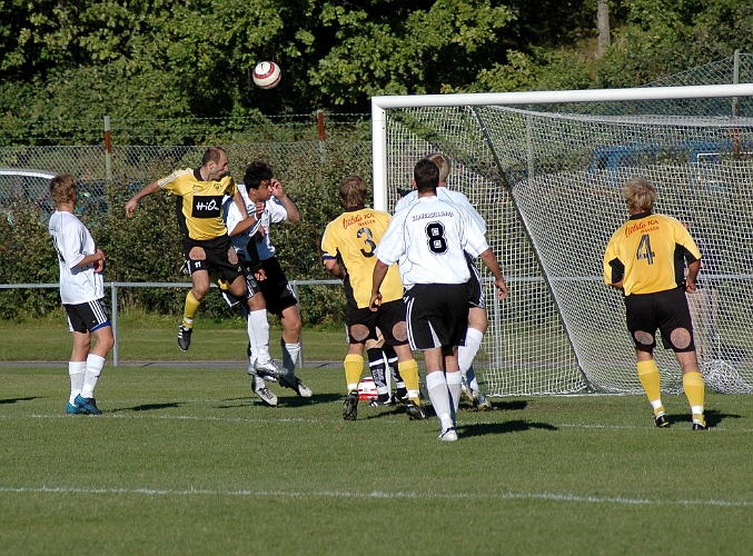 2005_0917_17.jpg - Södra's nr.11 Edin Resulovic nickar strax över