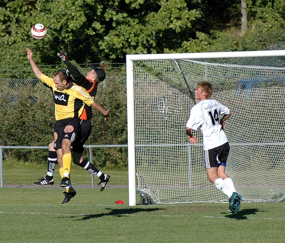 2005_0917_18.jpg - Här är återigen Edin Resulovic framme och oroar BK30 målvakten