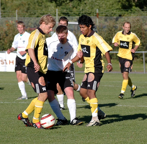 2005_0917_19.jpg - Södra's nr.14 Jakob Fransson i samarbete med nr.13 Jonas Hammarlund