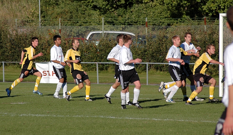 2005_0917_20.jpg - Favorit i repris, precis som förra hemmamatchen kommer avgörandet på en frispark från Jonas Hammarlund som Johan Reinholdsson nickar i mål.