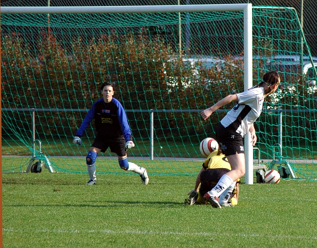 2005_0925_03.jpg - Första målchansen hade Arboga genom nr.8 Ida Andersson