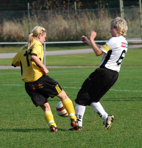 2005_0925_04.jpg - Arbogas nr.11 Michaela Johansson i närkamp med en motståndare