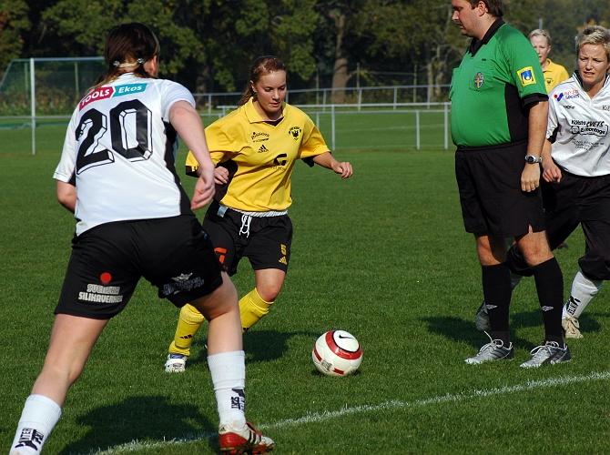 2005_0925_05.jpg - Södras nr.5 Petra Haglund dribblar av en motståndare