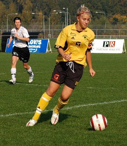 2005_0925_08.jpg - Södras nr.10 Fanny Pettersson vänder upp på mittfältet