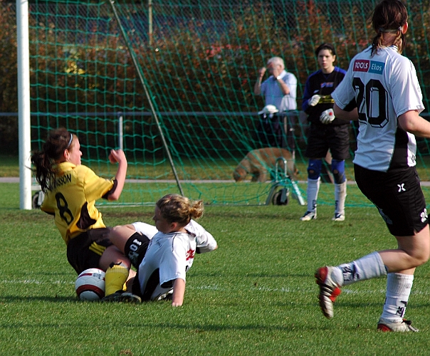 2005_0925_11.jpg - Ytterligare målchans för Södras nr.8 Ida Andersson