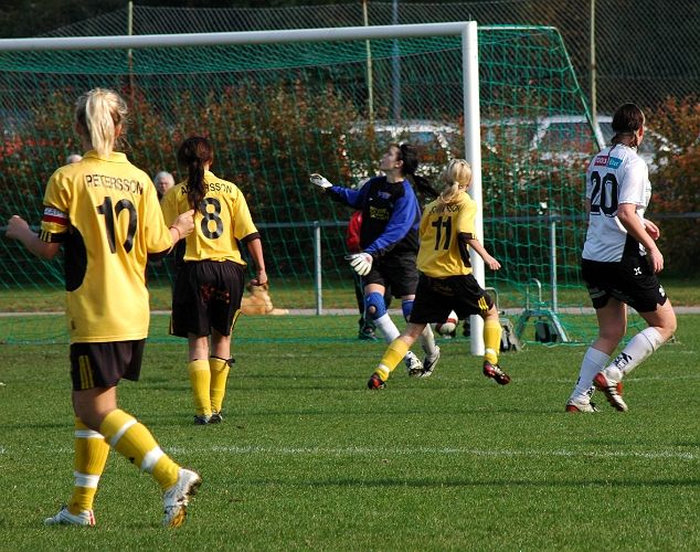 2005_0925_14.jpg - Strax före pausvilan tar Arboga ledningen med 1-0 genom nr.11 Michaela Johansson