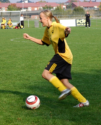 2005_0925_18.jpg - Södras nr.18 Emma Larsson driver bollen