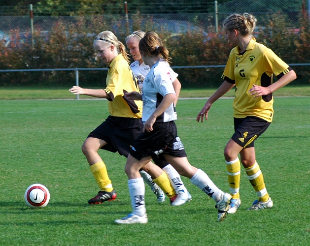 2005_0925_19.jpg - Södras nr.17 Anna Wassberg rensar undan bollen