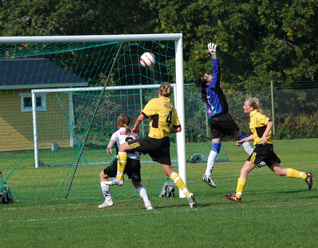 2005_0925_21.jpg - Här är det nära att Arboga utökar sin ledning, men bollen smiter förbi de anstormande Södraspelarna