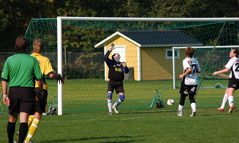 2005_0925_25.jpg - Bollen, som befinner sig ovanför bilden, kommer att droppa ner i bortre burgaveln, vilket betyder 3-0 till Arboga Södra