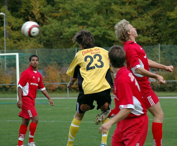 2005_1001_02.jpg - Södras nr.23 Viktor Svensson i nickduell med en salaspelare