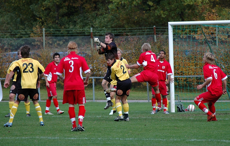 2005_1001_05.jpg - Här boxar arbogas målvakt nr.1 Tom Olesson undan bollen