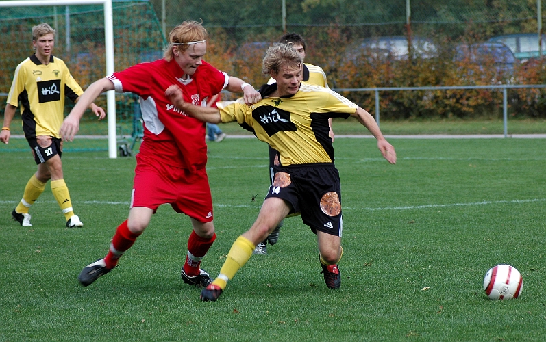 2005_1001_06.jpg - Arbogas nr.14 Jakob Fransson i närkamp med en salaspelare