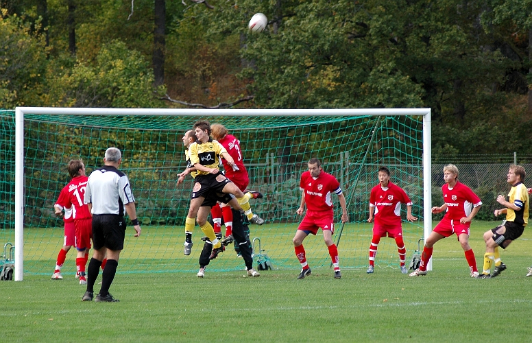 2005_1001_08.jpg - En södrachans efter hörna, nickduell med salaförsvarare