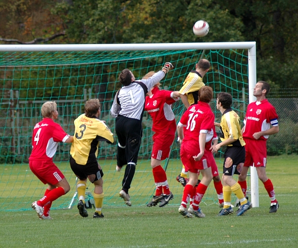 2005_1001_09.jpg - Ännu en södrachans men målvakten boxar till hörna