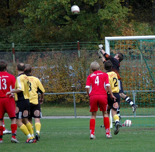 2005_1001_10.jpg - Här får arbogas målvakt Tom Olesson boxa undan bollen
