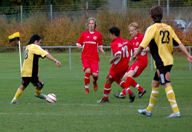 2005_1001_18.jpg - Förspelet till södras 1-0 mål, nr.18 Arton Bekaj vänder upp i straffområdet och spelar ut bollen åt höger.........