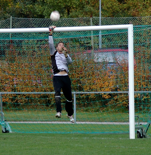 2005_1001_20.jpg - Salas målvakt täcker en lång lyrboll från en arbogaspelare