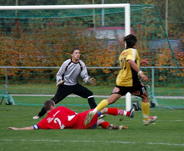 2005_1001_21.jpg - Södras nr.10 Victor Huerta får en chans mot slutet av matchen