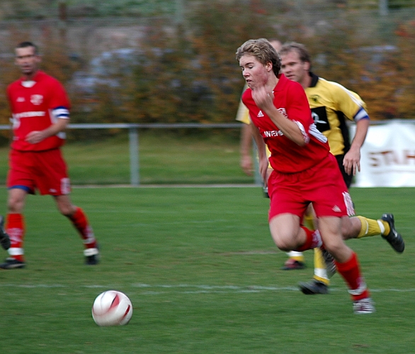 2005_1001_22.jpg - En salaspelare bryter ett södraanfall och startar upp en kontring