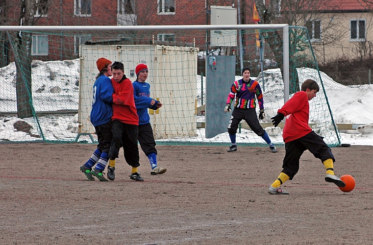 2006_0401_01.JPG - Södra's Anton Pettersson har läge strax utanför straffområdet