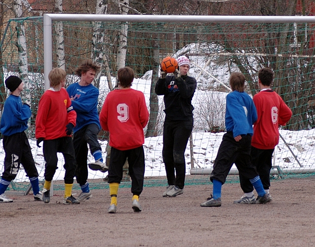 2006_0401_04.JPG - Södra's målvakt i 1:a halvlek Thimmy Blomkvist, plockar ner en hörna