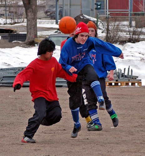 2006_0401_07.JPG - Södra's "Chrille" Bellström stressar Götlundas försvarsspelare