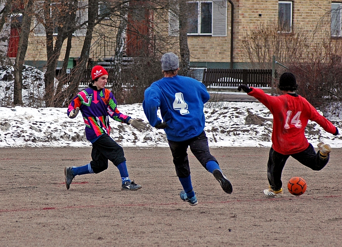 2006_0401_09.JPG - Nr.14 i Södra "Tac" Saensopha har målchans när målvakten rusar ut, men bollen går strax utanför