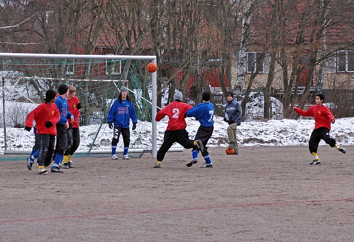 2006_0401_10.JPG - Nr.2 i Södra "Basse" Karlsson nickar i mål, sitt andra för dagen