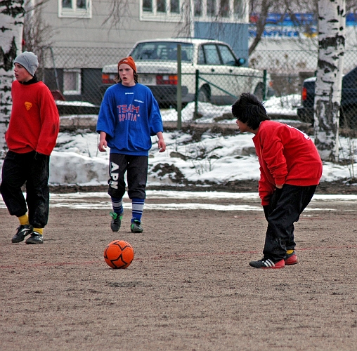 2006_0401_13.JPG - Arboga Södra's "Chrille" Bellström lägger upp bollen för frispark ..............